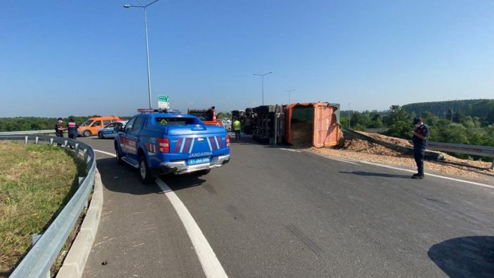 Düzce'de virajı alamayan tır devrildi