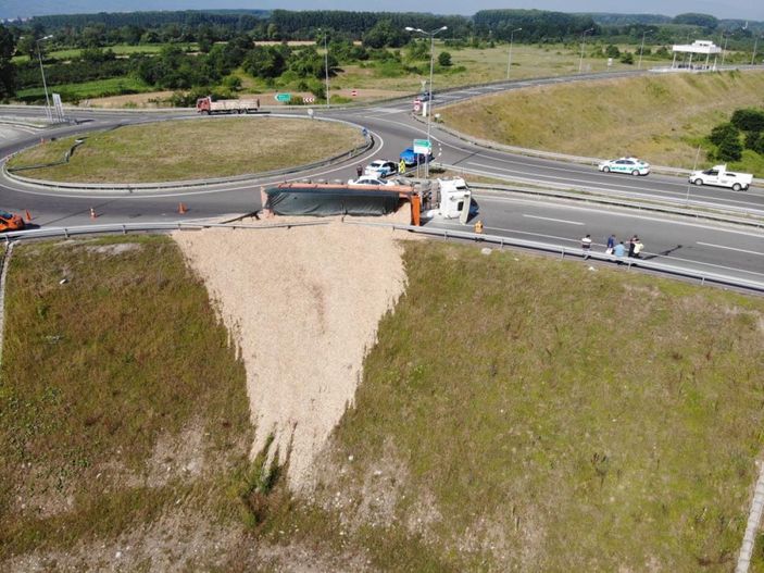 Düzce'de virajı alamayan tır devrildi