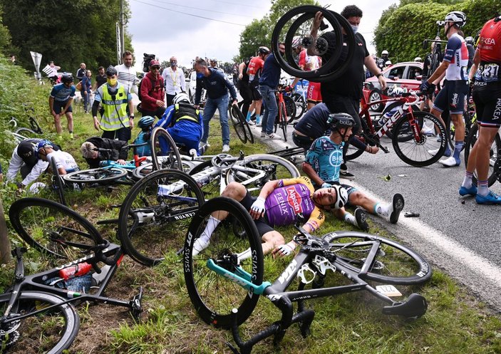 Fransa Bisiklet Turu’nda kazaya neden olan seyirci aranıyor