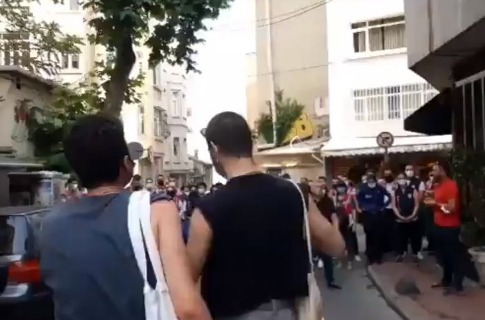 Taksim'de yürüyemeyen gay çifte CHP sahip çıktı