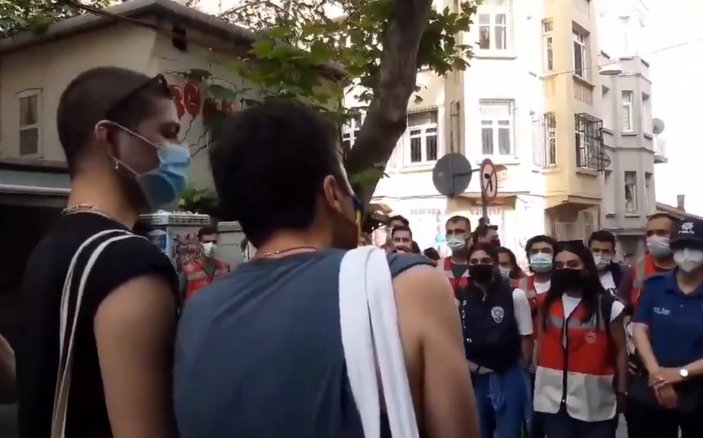 Taksim'de yürüyemeyen gay çifte CHP sahip çıktı