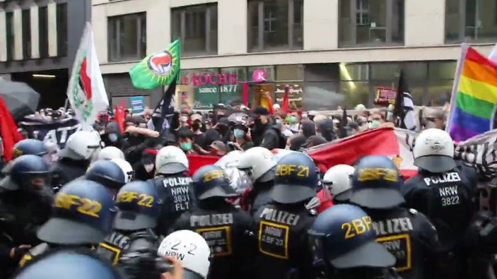 Alman polisinden gazetecilere coplu saldırı
