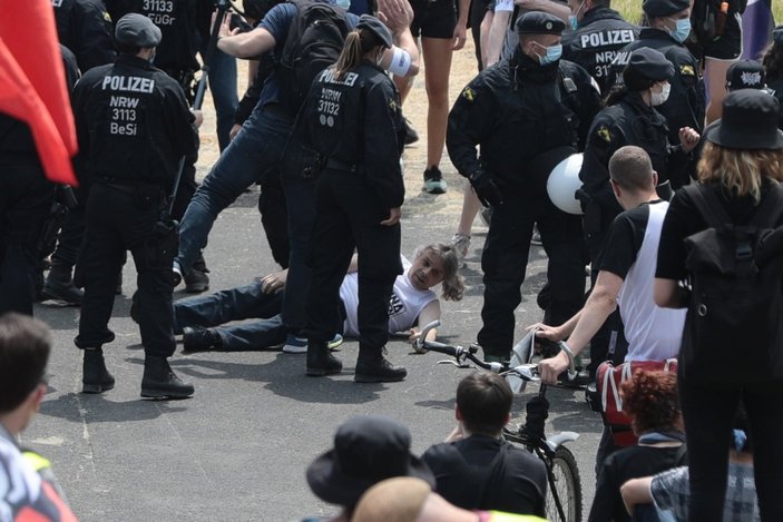 Alman polisinden gazetecilere coplu saldırı