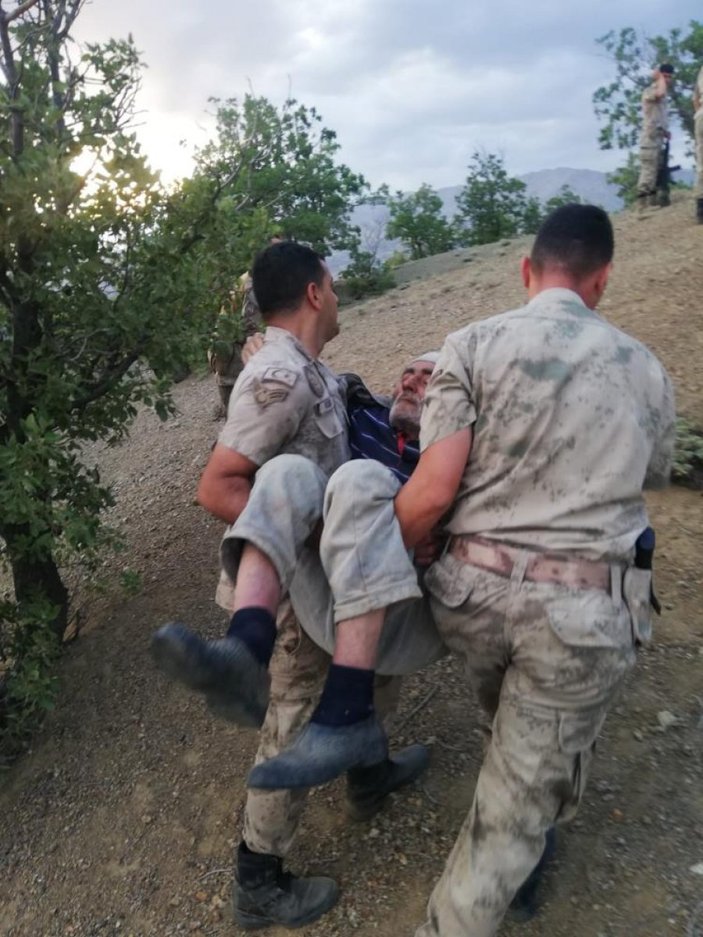 Adıyaman'da jandarma ekipleri, kaybolan yaşlı adamı kucakta taşıdı