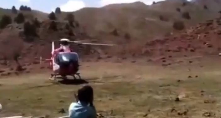 d Bingöl’de hastalanan adam, ambulans helikopterine eşek sırtında taşındı