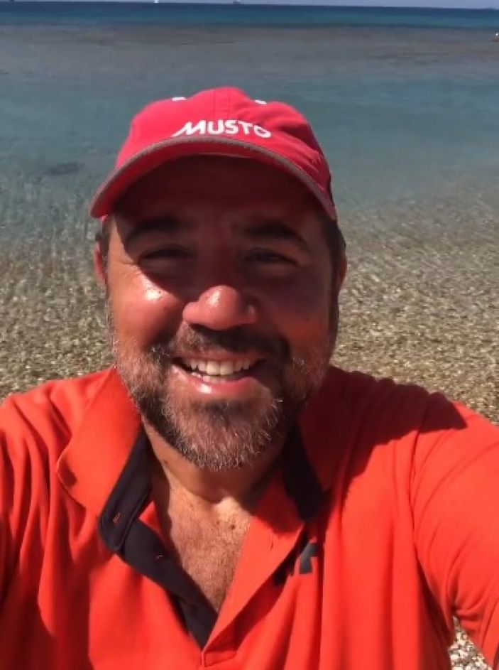 Ata Demirer'den 'Bozcaada sahilleri temiz' mesajı