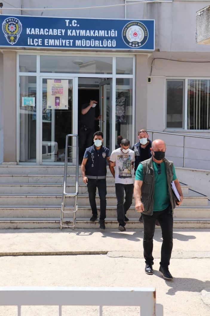 d Bursa'da çaldığı aracı parçalamaya çalışan hırsız yakalandı