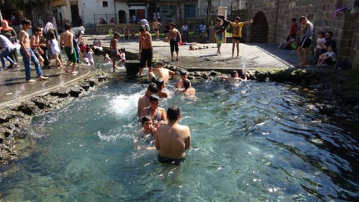 i Diyarbakır’da, çocukların süs havuzundaki tehlikeli eğlencesi