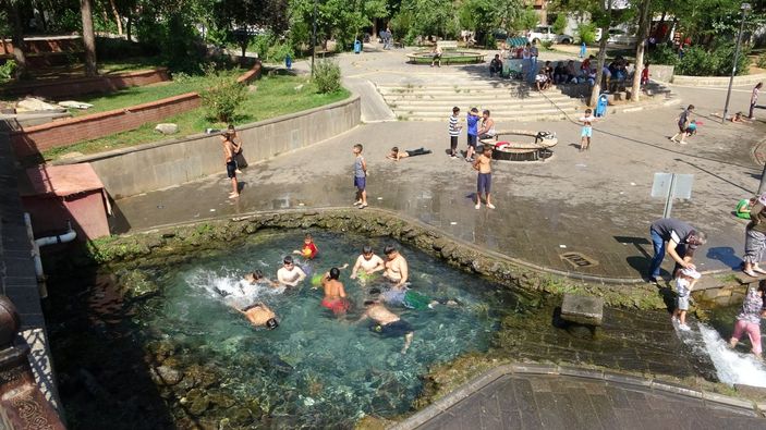 i Diyarbakır’da, çocukların süs havuzundaki tehlikeli eğlencesi