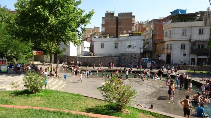 i Diyarbakır’da, çocukların süs havuzundaki tehlikeli eğlencesi