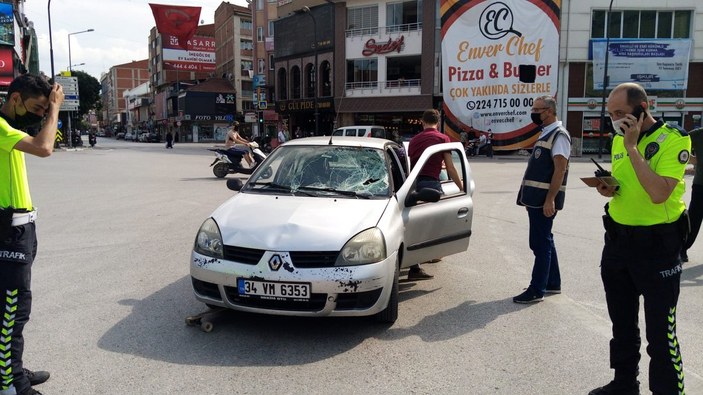 Bursa'da kaykaylı gence araç çarpınca, polis ilk yardım yaptı