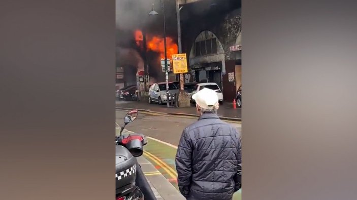 İngiltere'de metro istasyonunda yangın