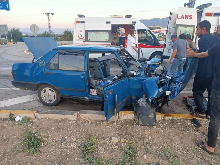 Isparta’da 2 otomobil çarpıştı: 9 yaralı