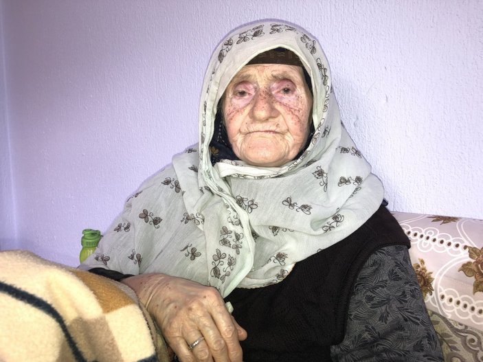 Konya'da karşıya geçemeyen 100 yaşındaki kadına polis yardımı