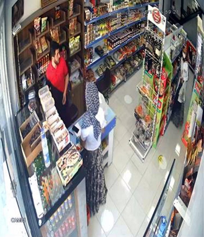 Avcılar'da marketten ürün çalan hırsızlar kamerada