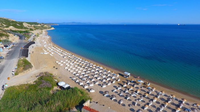 Ata Demirer'den 'Bozcaada sahilleri temiz' mesajı