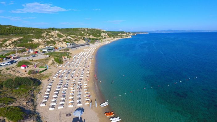 Ata Demirer'den 'Bozcaada sahilleri temiz' mesajı