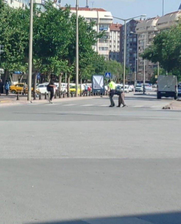 Konya'da karşıya geçemeyen 100 yaşındaki kadına polis yardımı