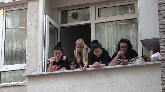 İ Samsun'da inatçı yılan otomobilden çıkmadı