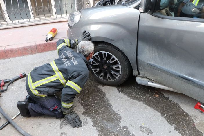 İ Samsun'da inatçı yılan otomobilden çıkmadı