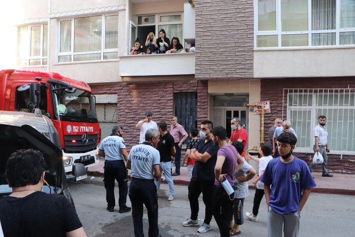 İ Samsun'da inatçı yılan otomobilden çıkmadı