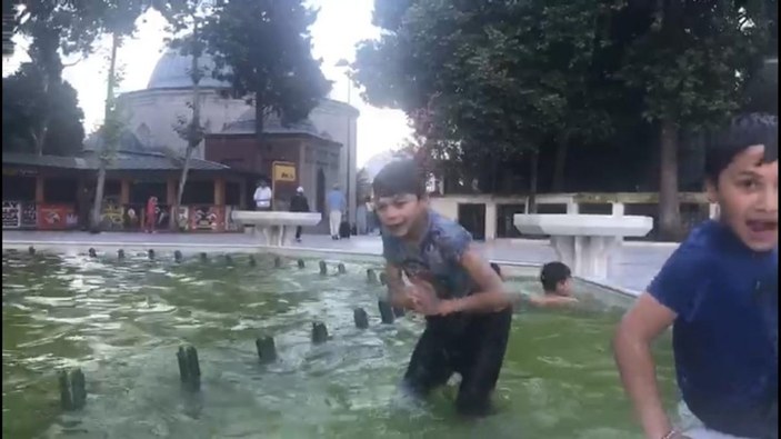 İstanbul'da çocuklar, süs havuzunda serinledi
