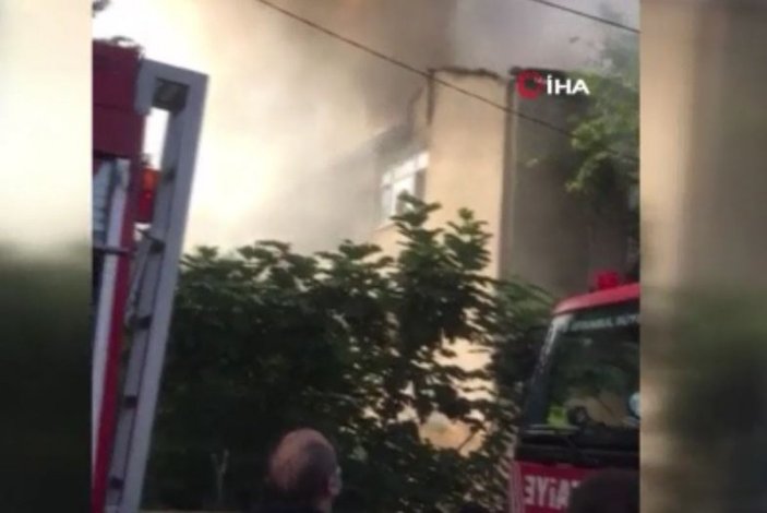 Beykoz’da 3 katlı binanın çatısı yandı