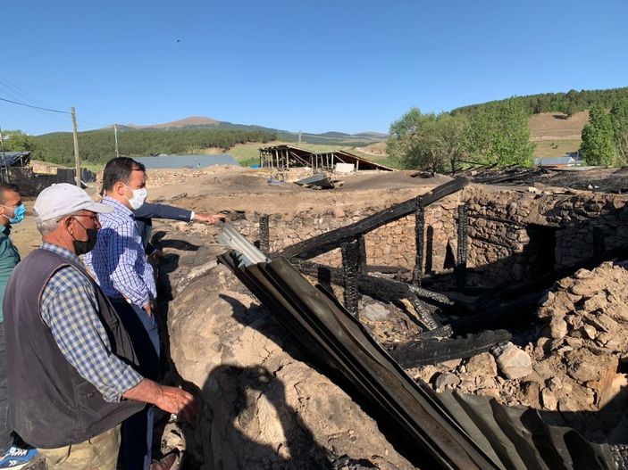 i Kars’ta yangın: 4 ev, 5 ahır, 1 traktör kül oldu