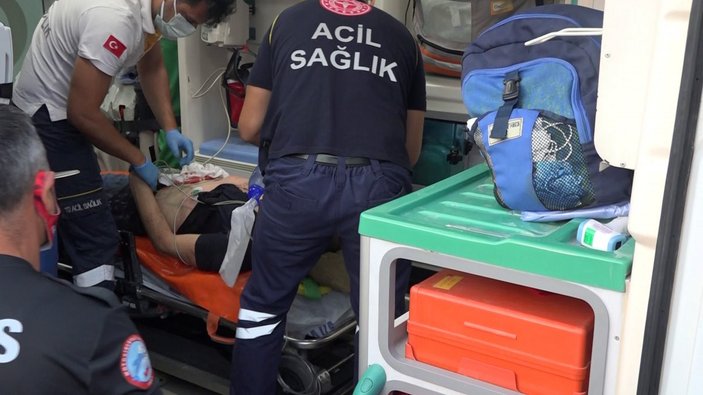 Antalya'da arkadaşını kalbine makas saplayıp öldürdü