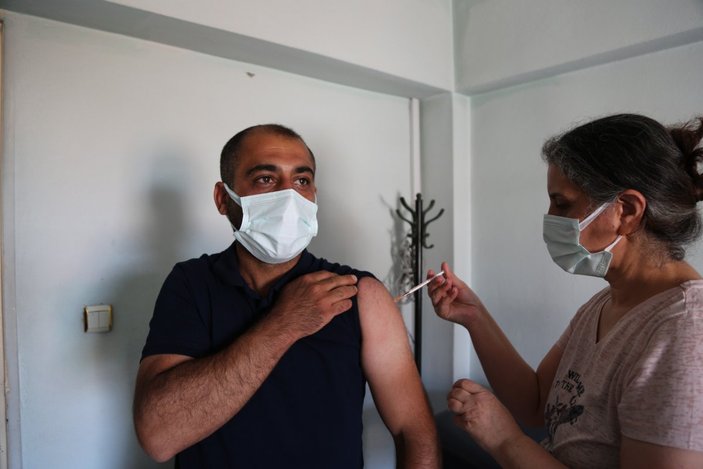 Almanya’da randevu alamayan vatandaş, Tunceli’de aşı yaptırdı
