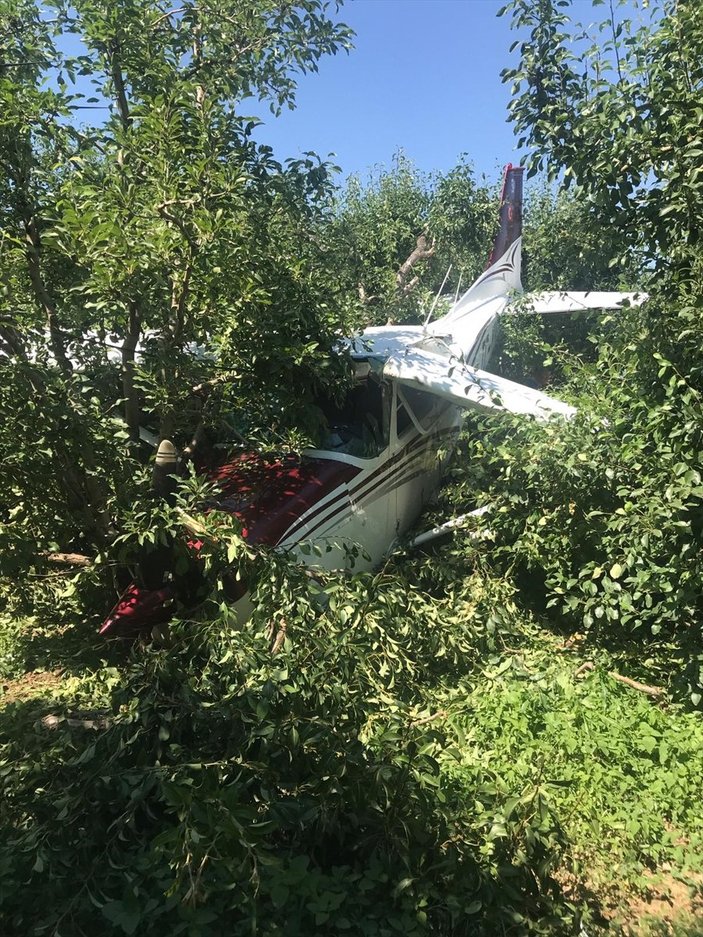 Bursa'da eğitim uçağı bahçeye düştü