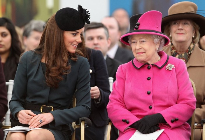 Kraliçe Elizabeth, yerine Kate Middleton'ı düşünüyor
