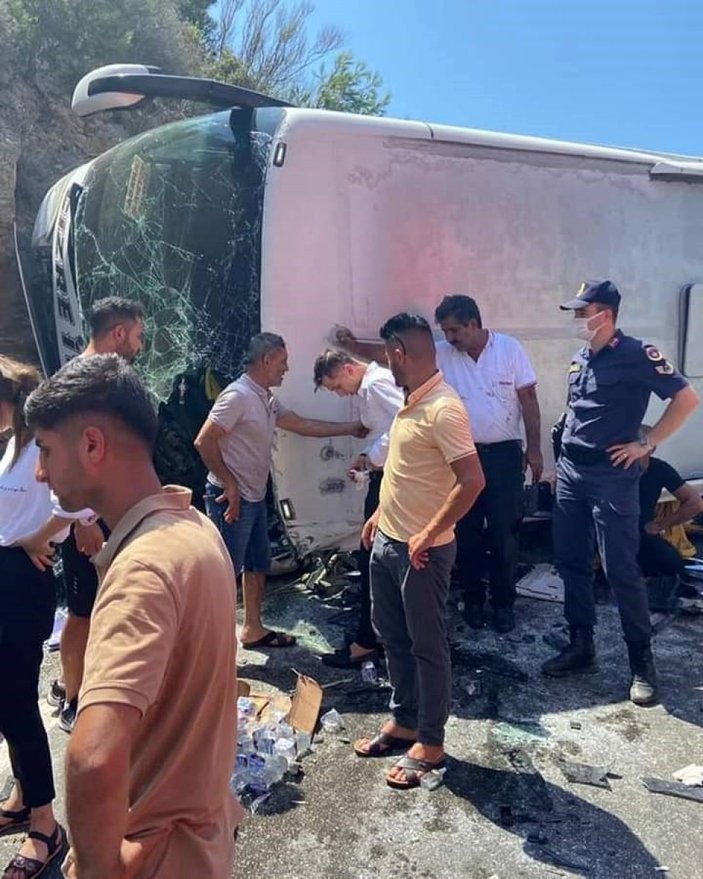 Mersin’de yolcu otobüsü tırla çarpıştı: 15 yaralı
