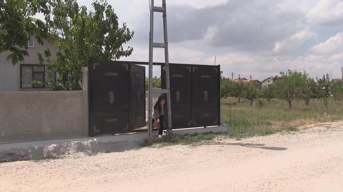 Konya'daki ev sahibi, kapı girişindeki elektrik direğinden kurtuldu