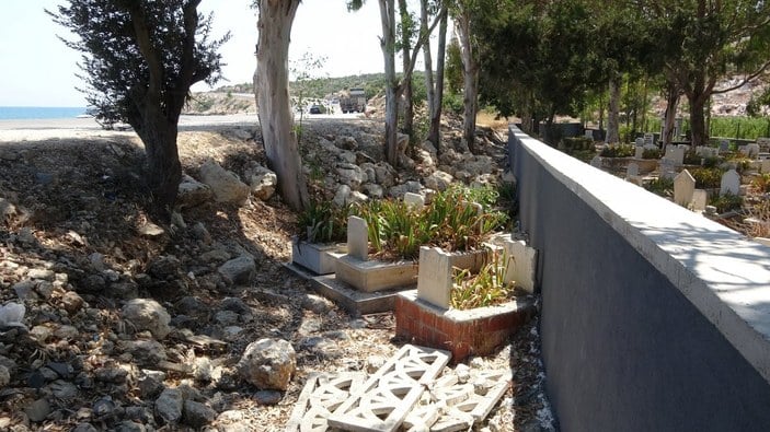 Mersin'de mezarlığa yapılan duvar, kabirleri dışarıda bıraktı