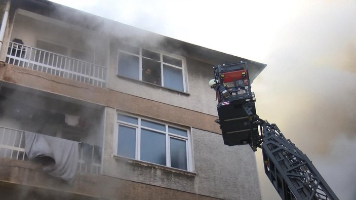 Kadıköy'de 4 katlı binada yangın çıktı