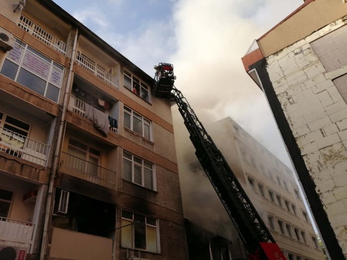 Kadıköy'de 4 katlı binada yangın çıktı