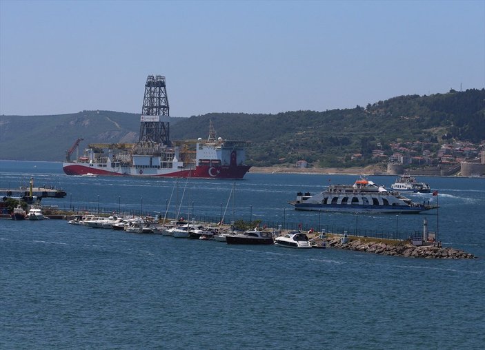 'Yavuz' sondaj gemisi Çanakkale Boğazı'ndan geçti