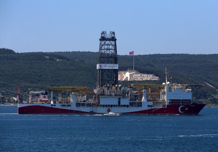 'Yavuz' sondaj gemisi Çanakkale Boğazı'ndan geçti