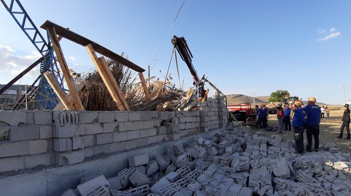 Afyonkarahisar’da ağılın çatısı çöktü, 15 hayvan telef oldu