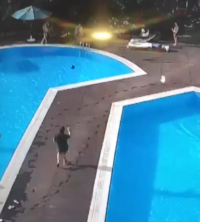 Beşiktaş'ta köpeği tekmeleyen site yöneticisi havuza atıldı