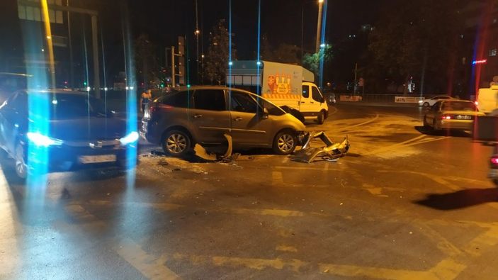 Kağıthane’de ticari taksi ile otomobilin çarpıştı