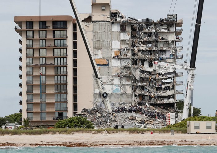 Miami'de çöken 13 katlı binada ölenlerin sayısı artıyor