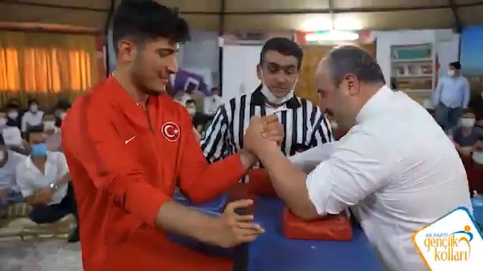 Mustafa Varank, milli sporcuyla bilek güreşi için buluştu
