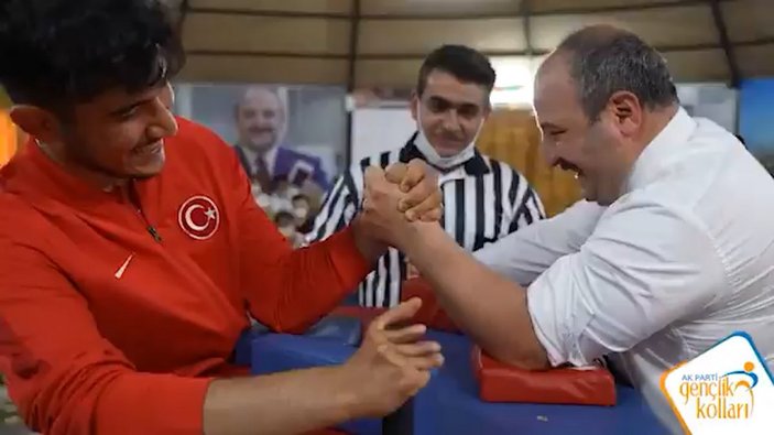 Mustafa Varank, milli sporcuyla bilek güreşi için buluştu