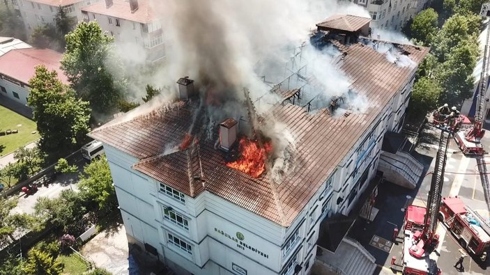 Bağcılar’da ilkokulun çatısında yangın çıktı