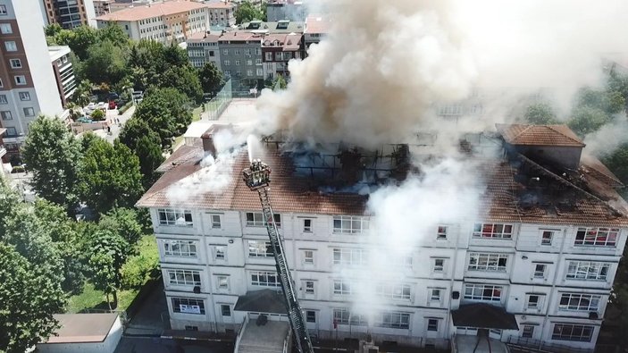 Bağcılar’da ilkokulun çatısında yangın çıktı