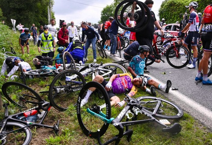 Fransa Bisiklet Turu'nda kazaya sebep olan kişi teslim oldu