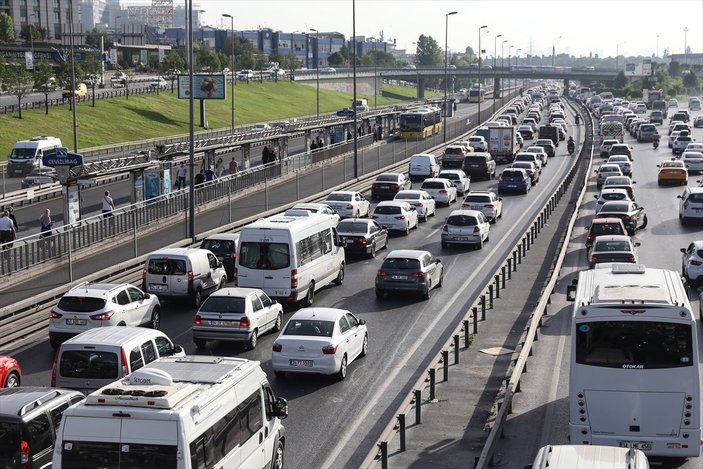İstanbul’da kısıtlamasız geçen ilk gün yoğun trafik oluştu