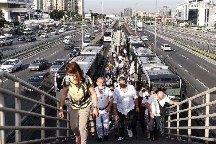 İstanbul’da kısıtlamasız geçen ilk gün yoğun trafik oluştu